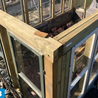 Kasvihuone vanhoista ikkunoista Kasvihuone vanhoista ikkunoista